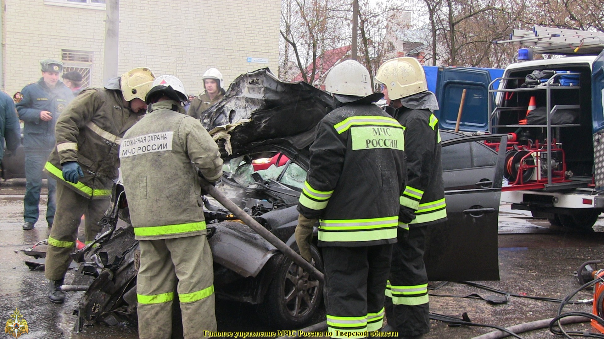 фото Тверские спасатели спасли двух человек из аварийного транспортного средства