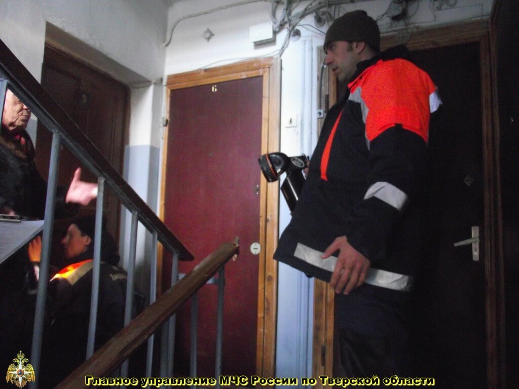 фото Тверские спасатели оказали помощь заблокированной в квартире женщине