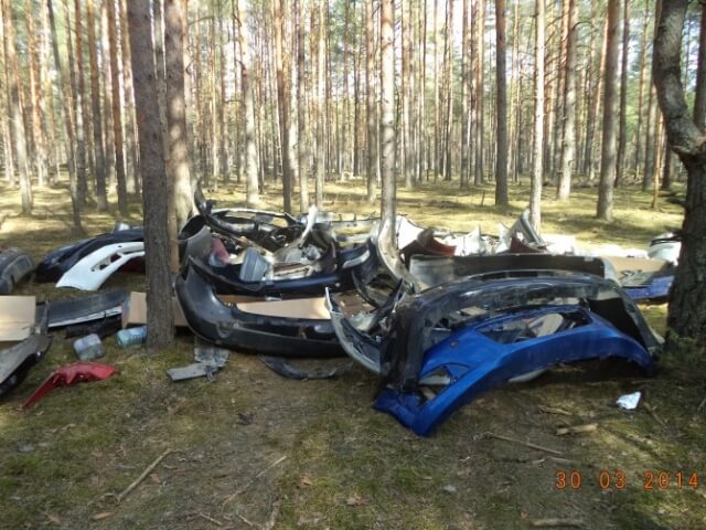 фото Жители Каблуковского сельского поселения бьют тревогу - неизвестные устроили прямо в лесу свалку поломанных бамперов