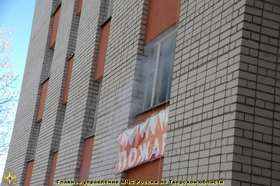 фото Тверские огнеборцы оттачивали навыки тушения пожаров на здании студенческого общежития