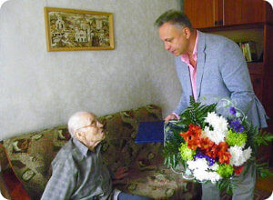 К 100-летнему юбилею ветеран получил в подарок бесплатную подписку на любимые газеты