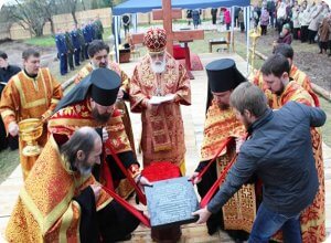 фото Митрополит Тверской и Кашинский Виктор совершил закладку нового храма в поселке Черкассы