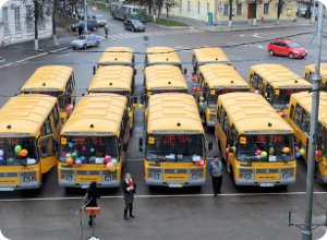 Муниципальным образованиям области переданы новые школьные автобусы
