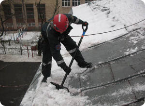 В Твери ведётся работа по очистке крыш от наледи и снега
