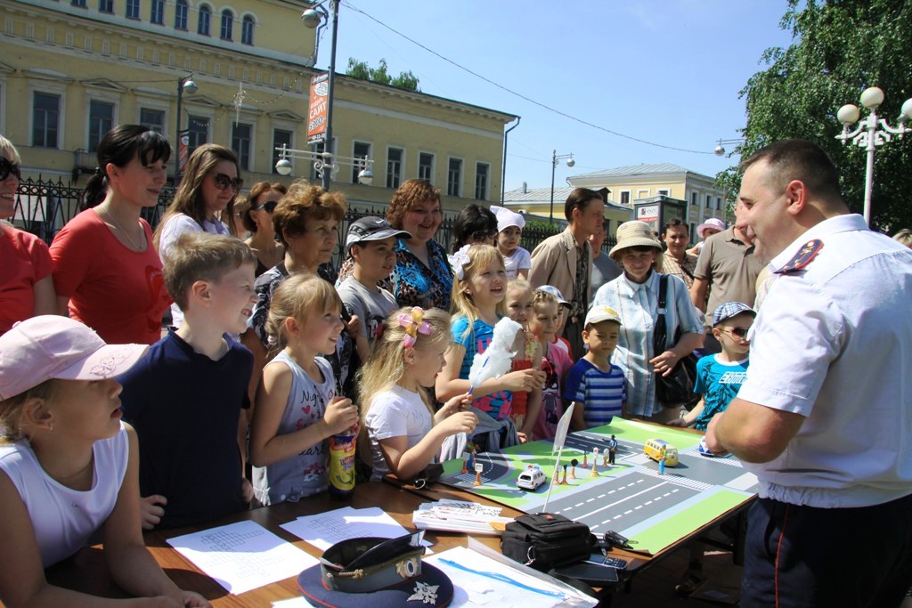 1 июня в Городском саду Госавтоинспекция провела акцию Дорожная Азбука