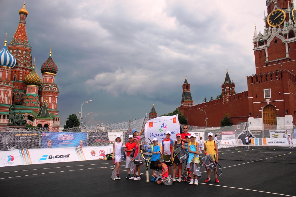 фото Ученики теннисного центра Румянцево на Красной площади сыграли в теннис
