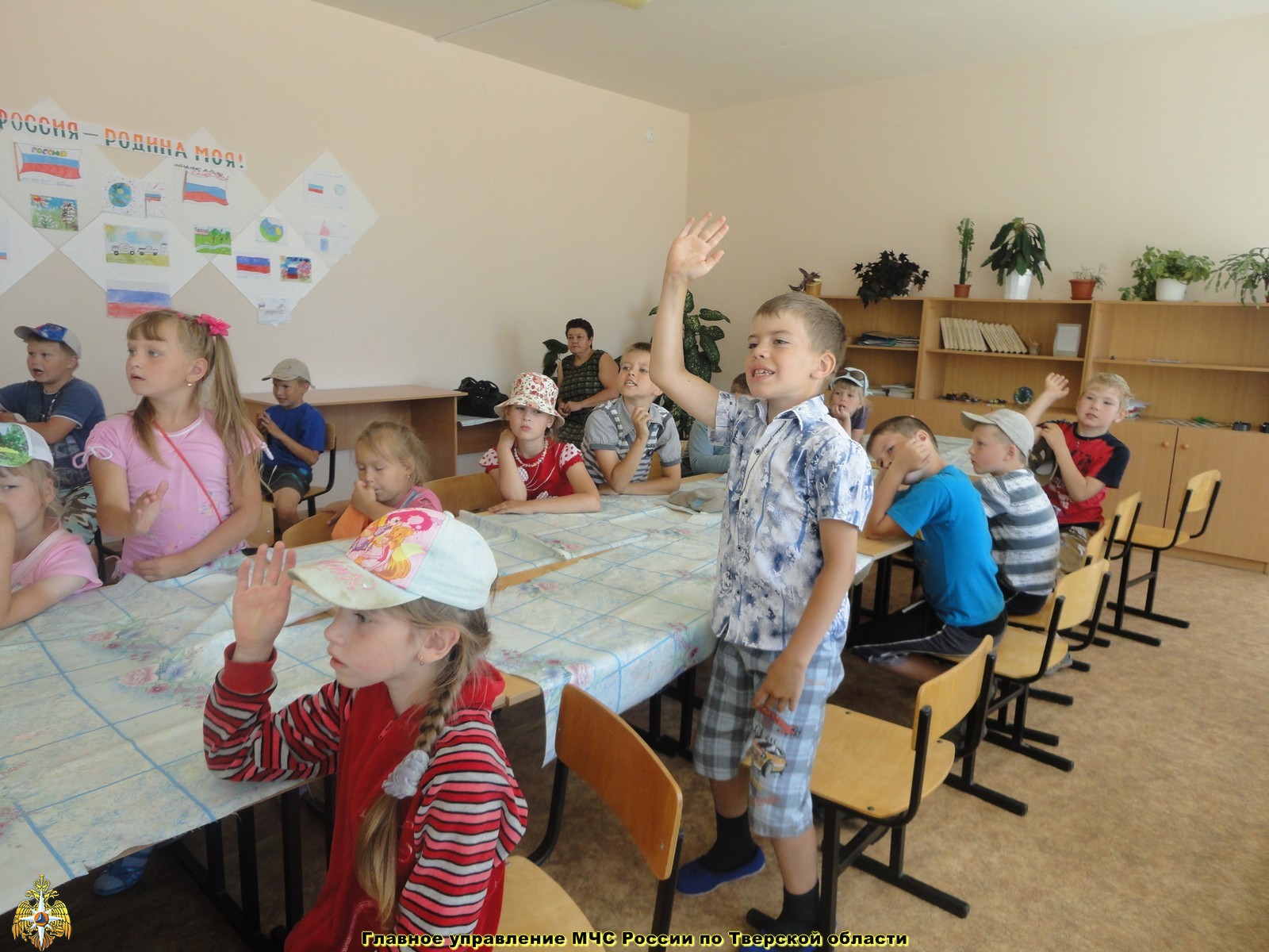 фото В детском оздоровительном лагере дневного пребывания при МОУ Рамешковская СОШ были проведены занятия с детьми в области пожарной безопасности.