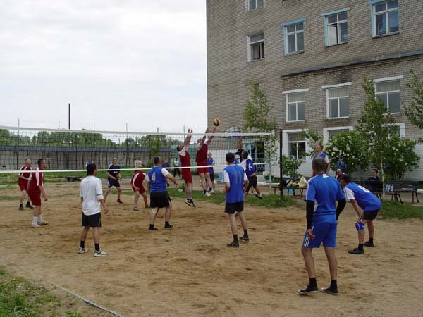 В турнирах по футболу и волейболу среди осужденных Тверской области новые чемпионы