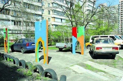 В Госдуму внесены предложения о штрафах за парковку на детских площадках и газонах
