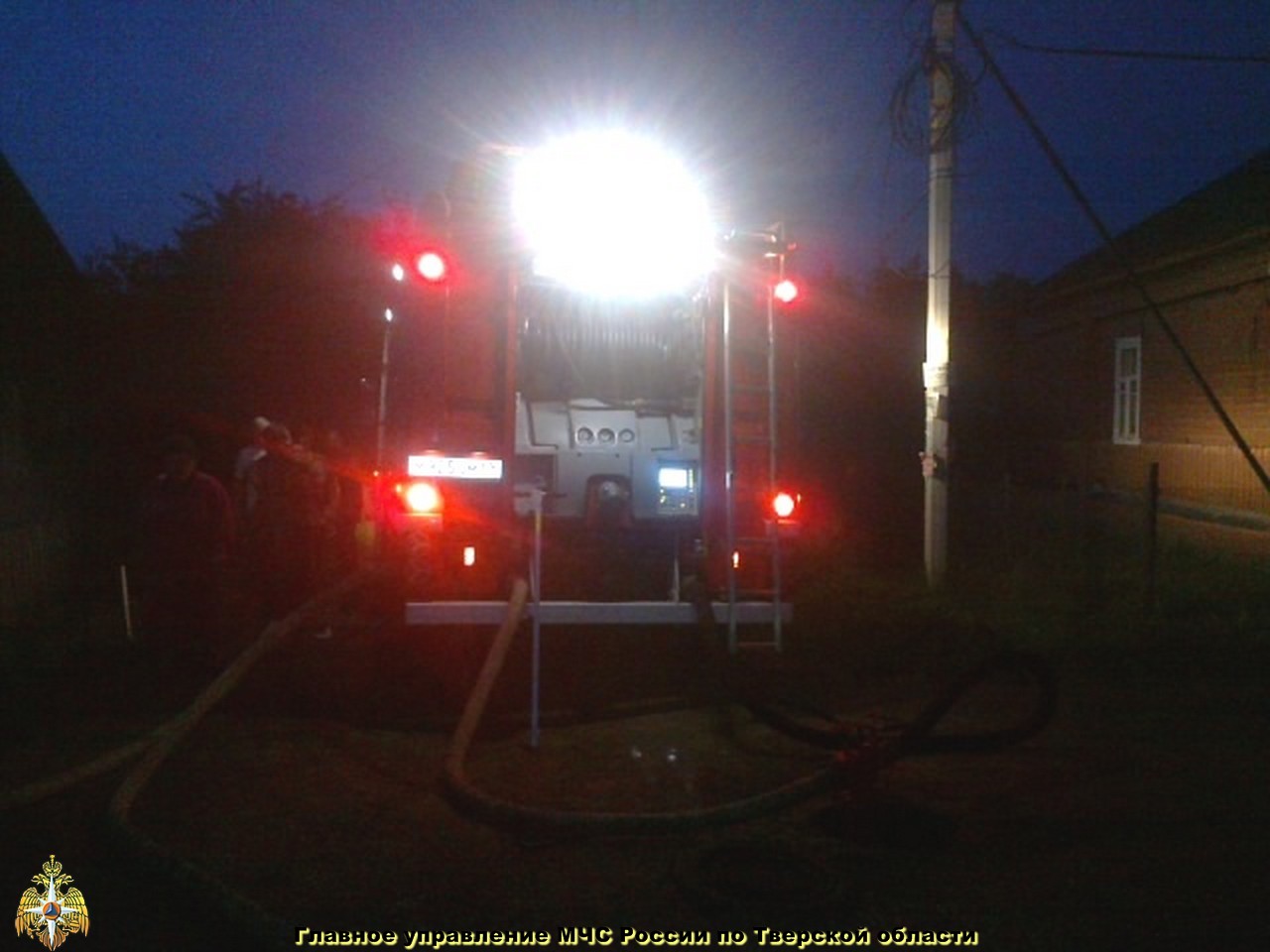 Пожарные Тверского гарнизона пожарной охраны спасли из горящего помещения мужчину