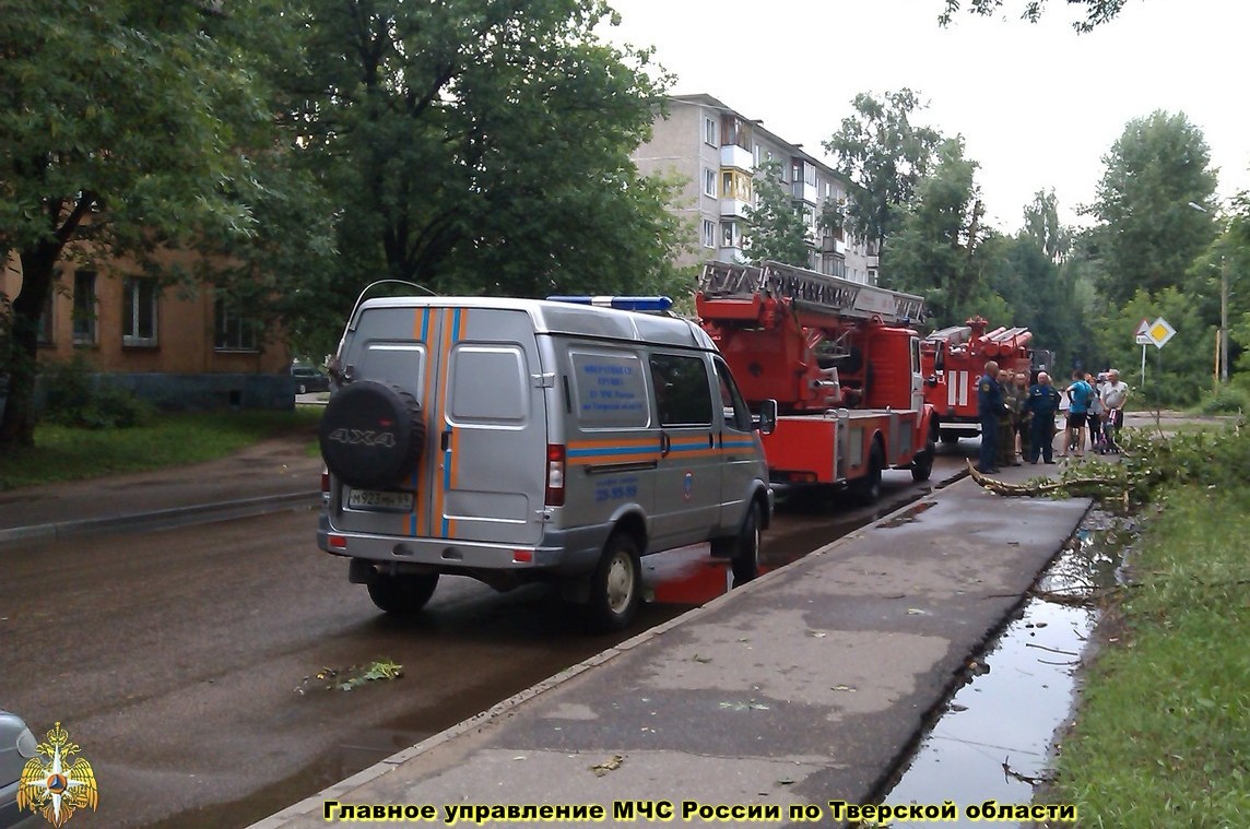 Сотрудники МЧС участвовали в ликвидации последствий прошедшего над городом грозового фронта