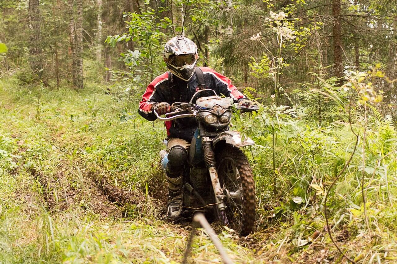 Впервые на Удомельской земле прошло мотоциклетное спортивное соревнование по дисциплине эндуро — Лесные тропы