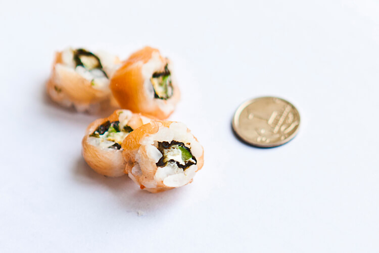 фото В Твери изготовили самый маленький ролл и суши в мире