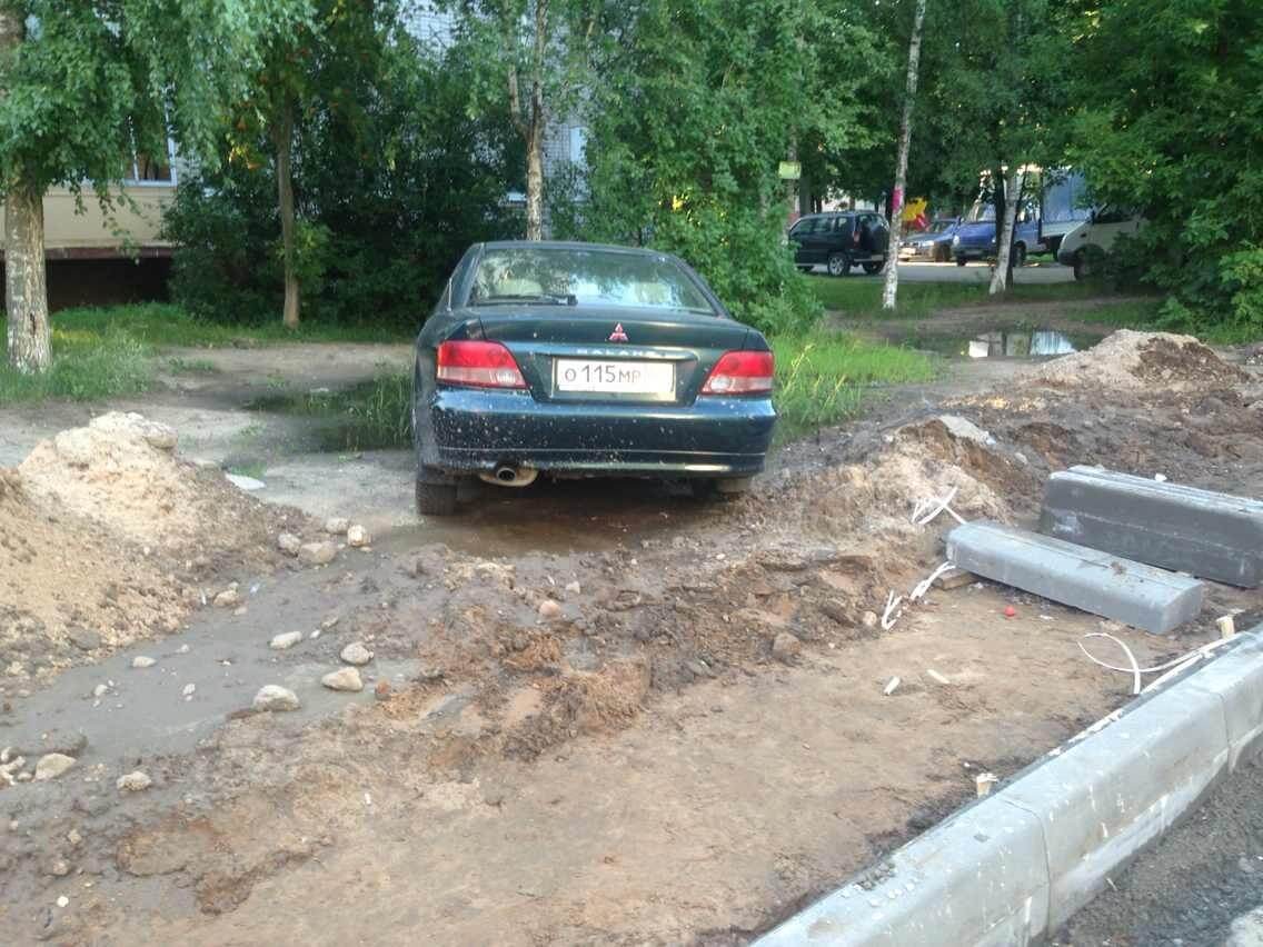 фото Нерадивый автовладелец стал препятствием к ремонту дороги