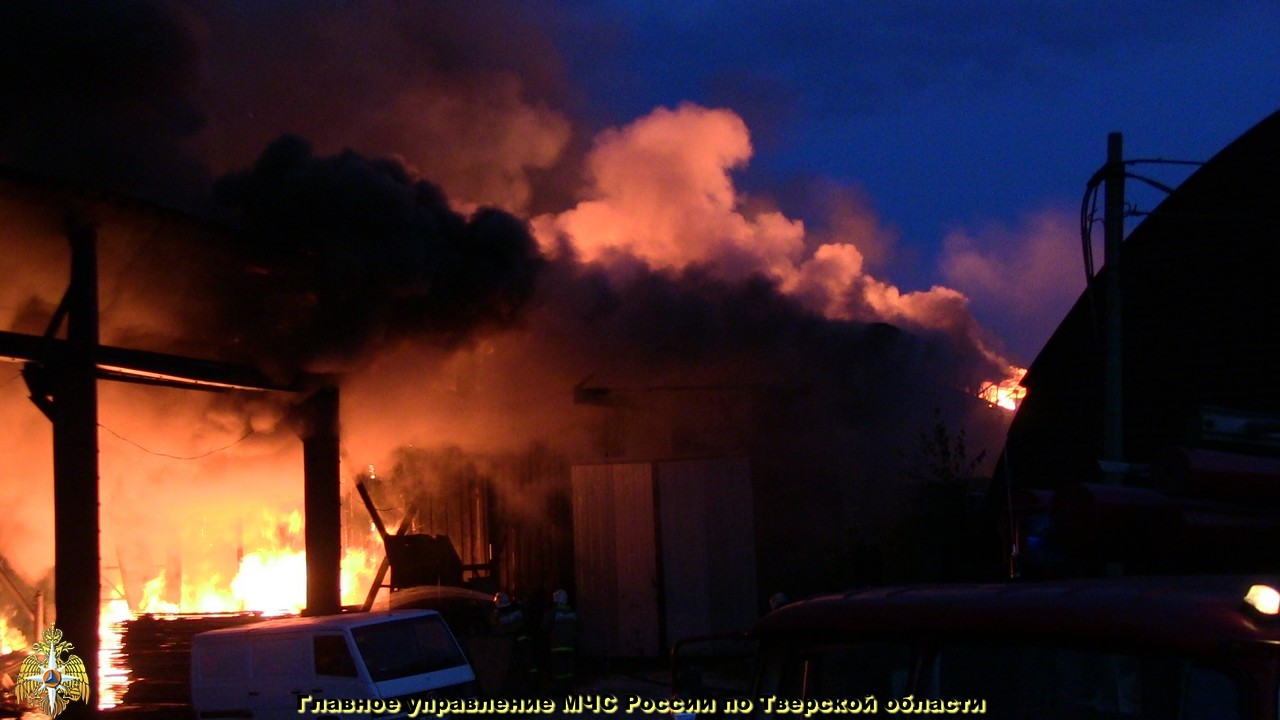 Пожар в ангаре в Калининском районе ликвидирован