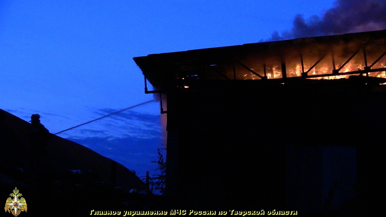 Пожар в ангаре в Калининском районе ликвидирован