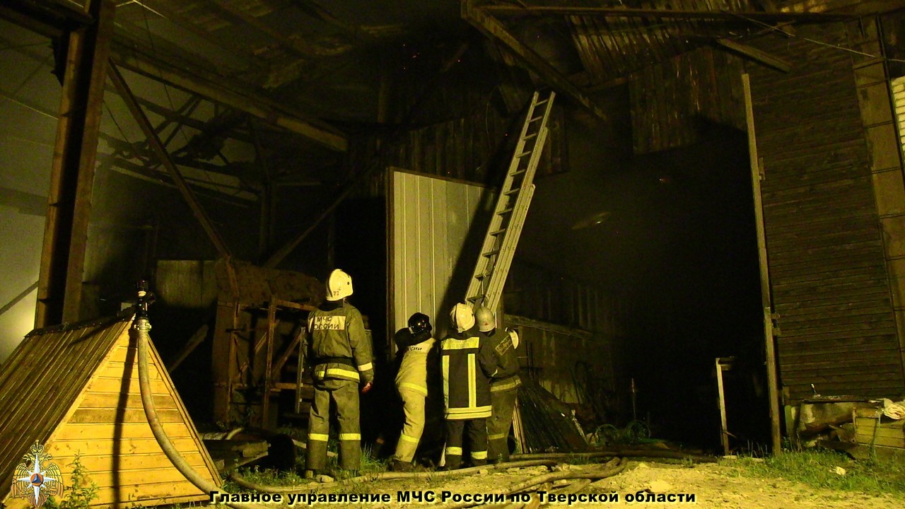 Пожар в ангаре в Калининском районе ликвидирован