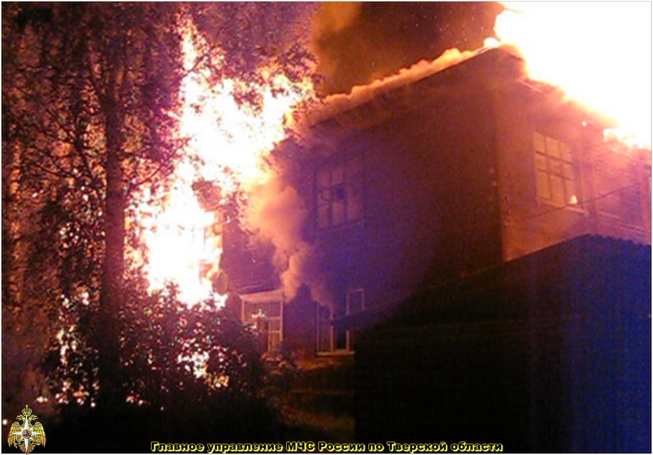 фото Ночной пожар в двухэтажном доме в Осташкове