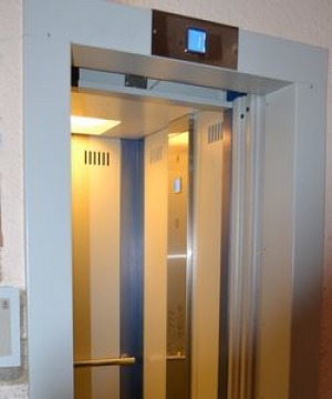 В Твери продолжается замена лифтов в многоквартирных домах