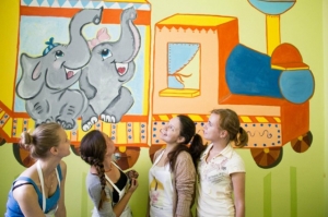 Волонтеры из арт-бригады разукрасили стены детской больницы