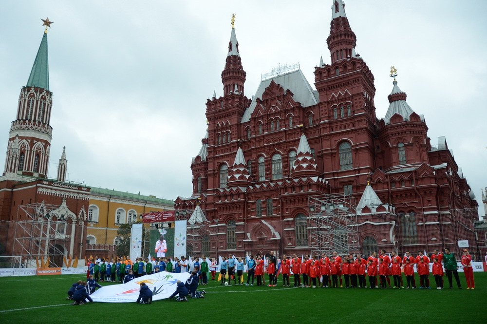 Парламентский футбол у стен Московского Кремля