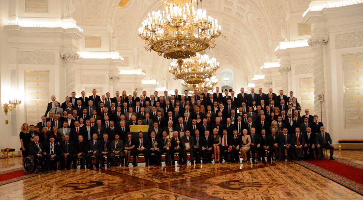 Парламентский футбол у стен Московского Кремля