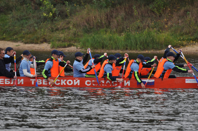 В Твери прошли соревнования по гребле на лодках-"драконах" / Фото