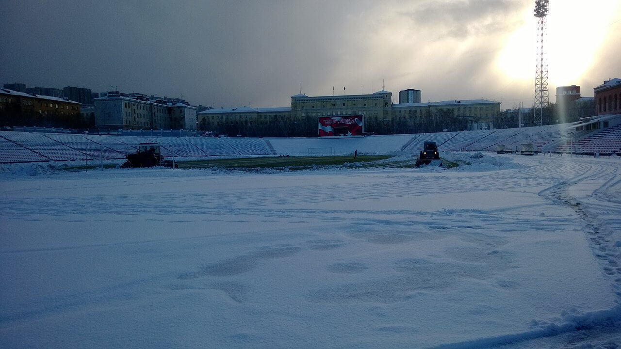 фото Стадион в Мурманске решено очистить от снега. Матчу тверской "Волги" и мурманского "Севера" быть!