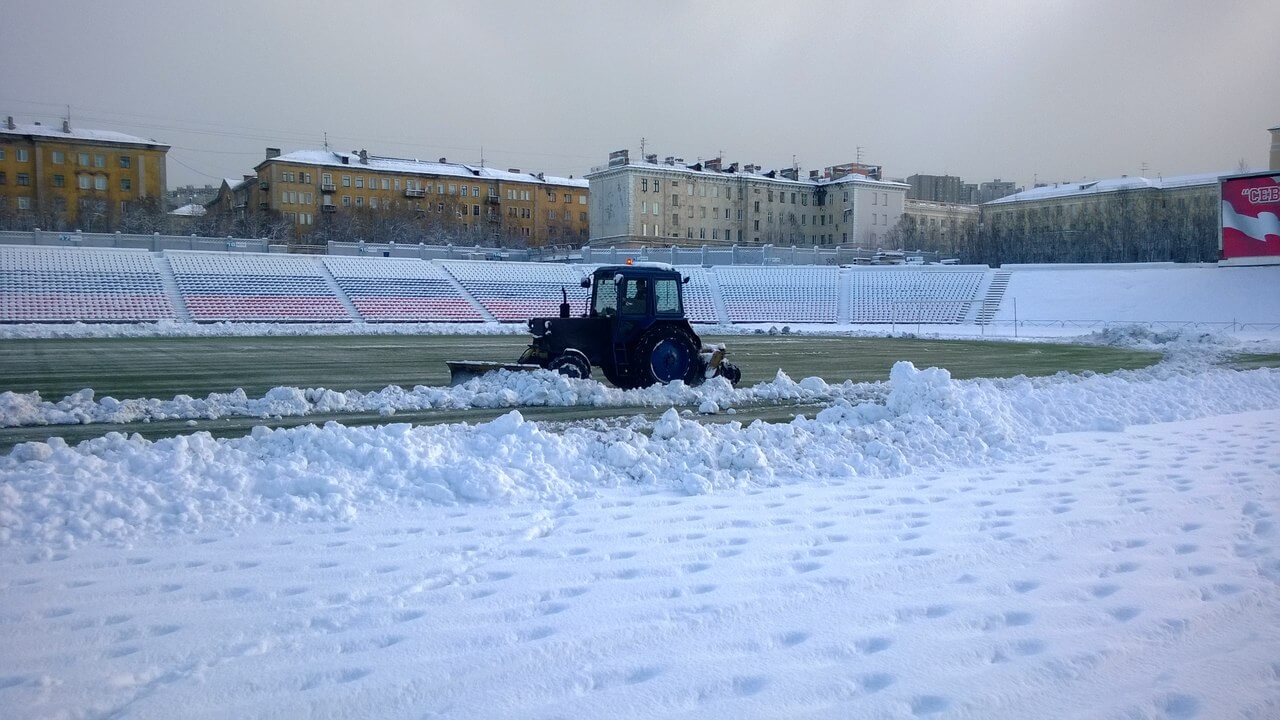 Стадион в снегу