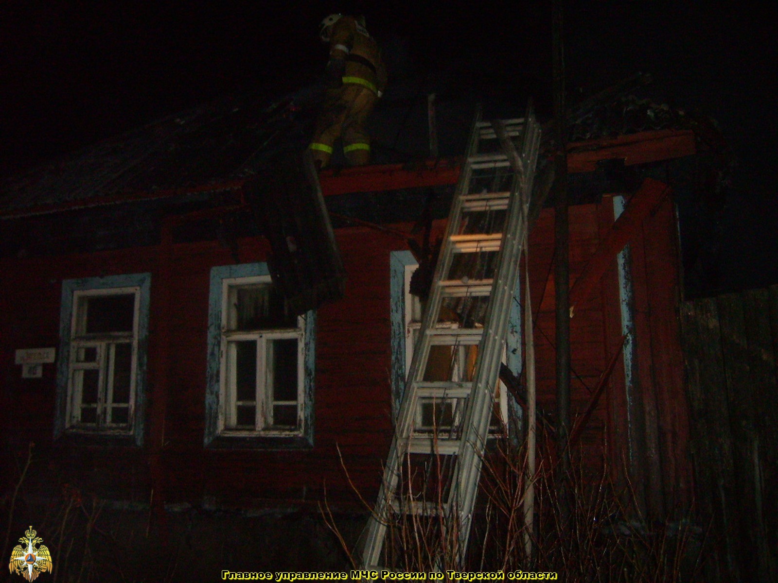 фото В Бельском районе пожарные спасли женщину из горящего дома