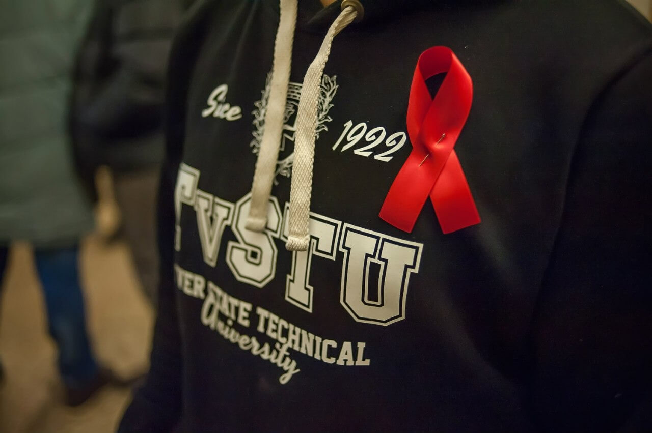 фото Ко Дню борьбы со СПИДом в Твери прошла акция "Красная ленточка"