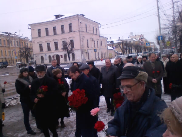 В Твери прошло возложение цветов к памятнику князя Михаила Ярославича Тверского