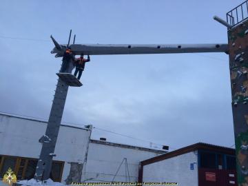Тверские спасатели сделали тренировочную вышку из 30-метрового коленчатого подъемника на базе автомобиля КАМАЗ