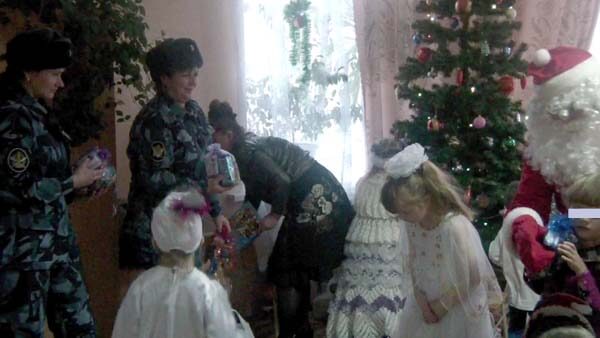 Сотрудники ИК-5 УФСИН России по Тверской области поздравили с Новым годом детей из реабилитационного центра