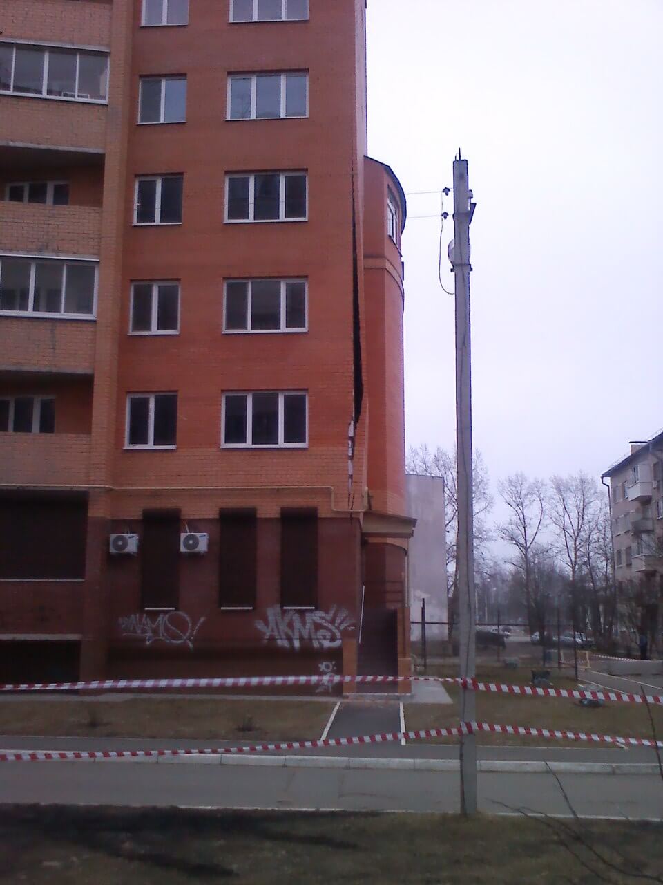 фото Отремонтировать разрушающуюся многоэтажку в Конаково обязали управляющую компанию