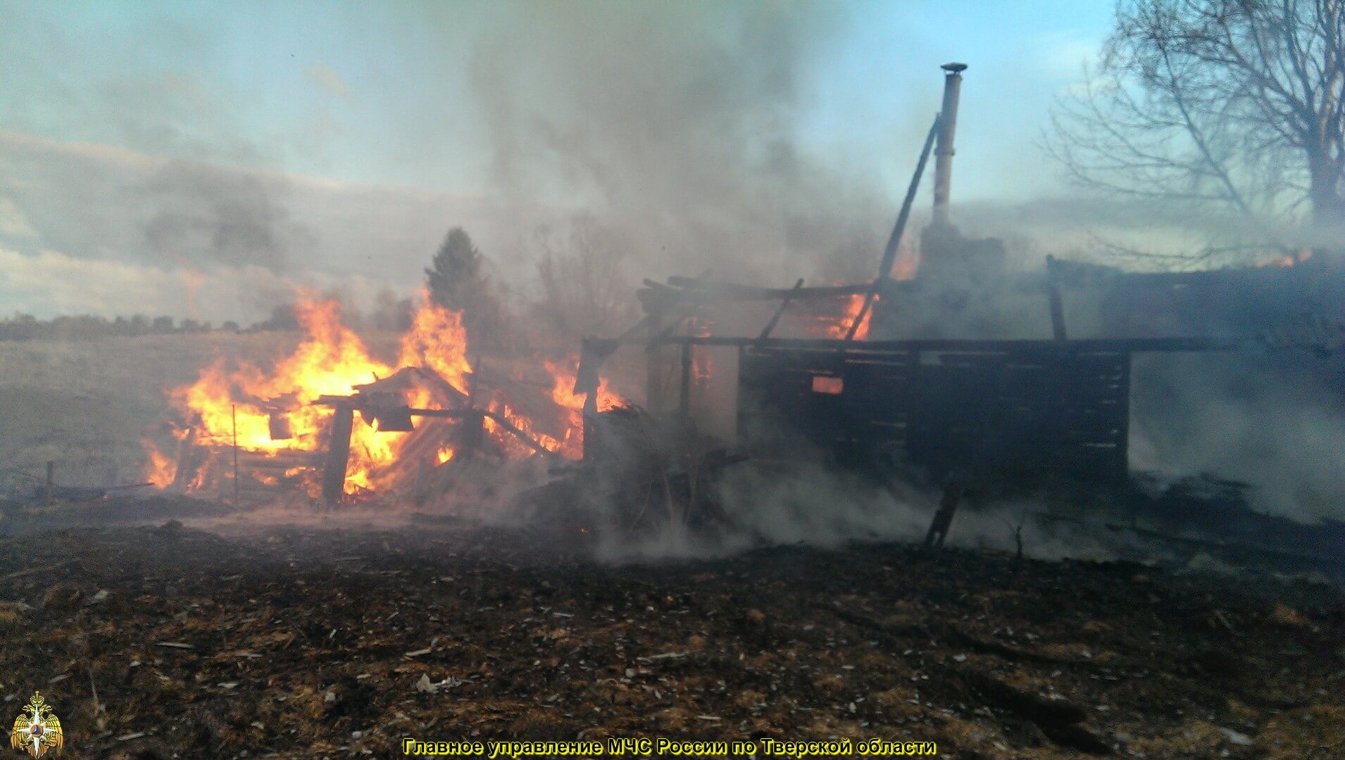 Из-за короткого замыкания в электропроводке в Старицком районе выгорел деревянный дом