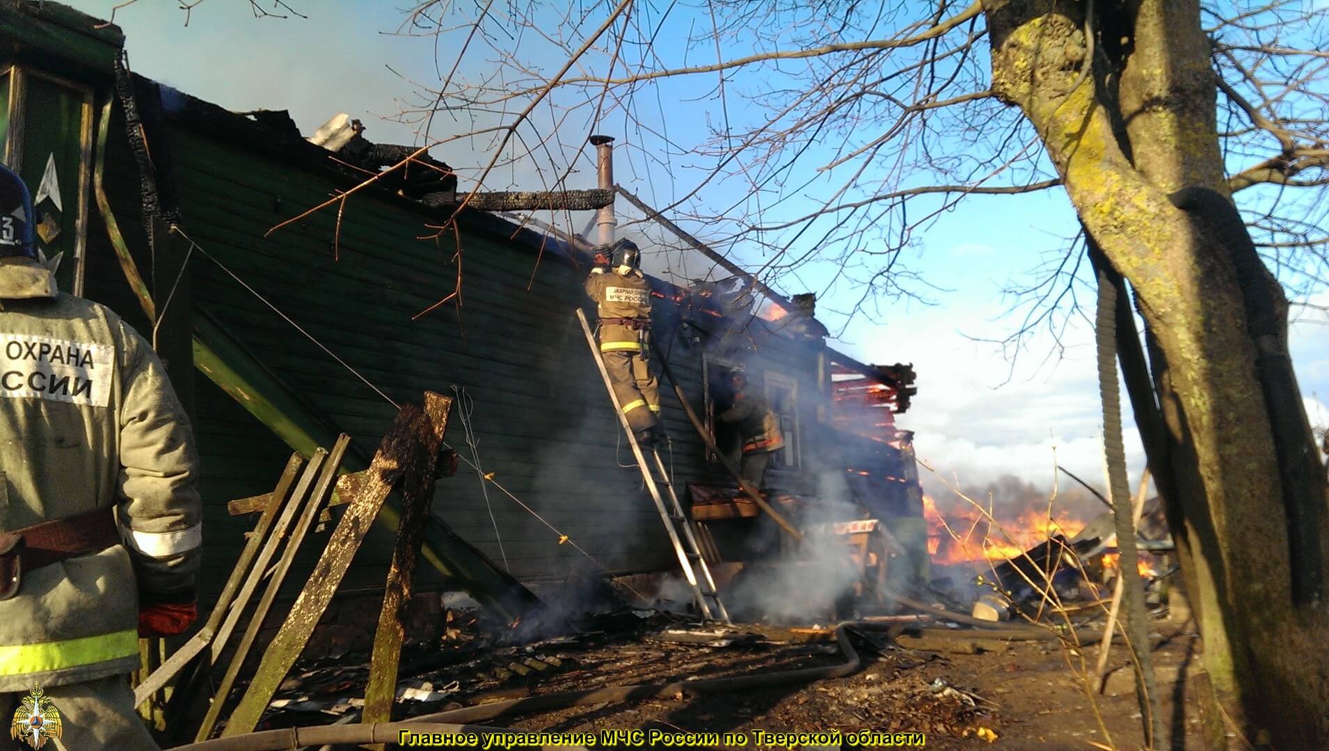 Из-за короткого замыкания в электропроводке в Старицком районе выгорел деревянный дом