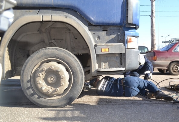 В Заволжском районе Твери тягач сбил женщину, переходившую дорогу недалеко от "зебры"