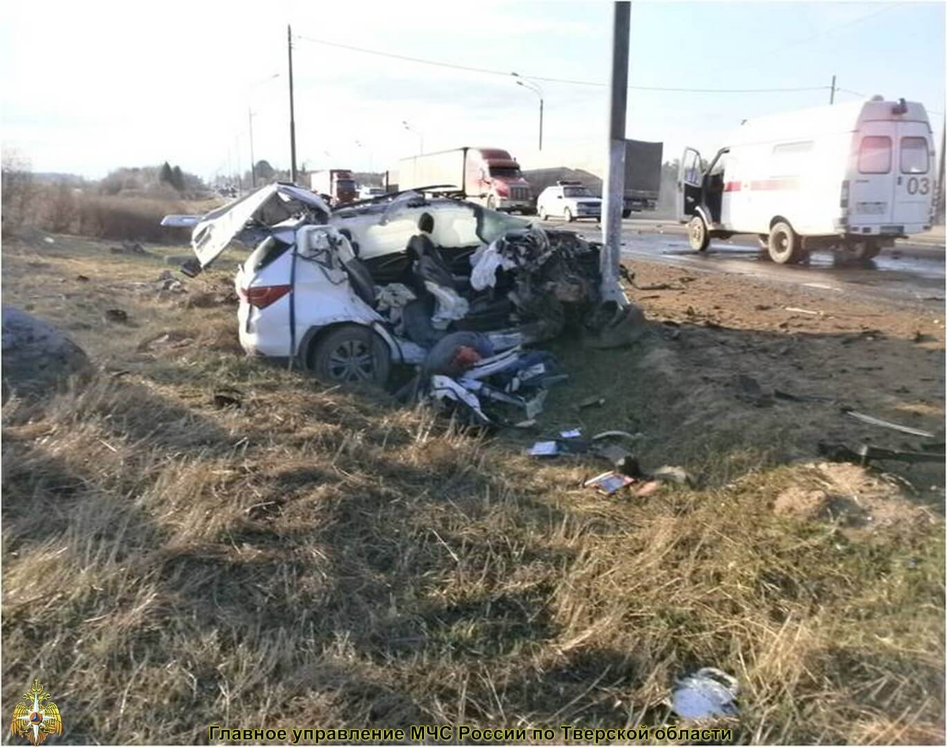При столкновении легковушки и грузовика на трассе М-10 погиб один человек