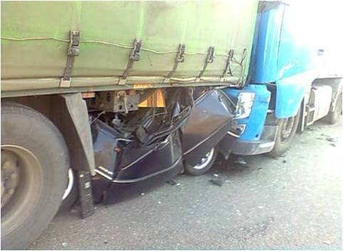 фото В Вышнем Волочке один грузовик "загнал" легковушку под другой
