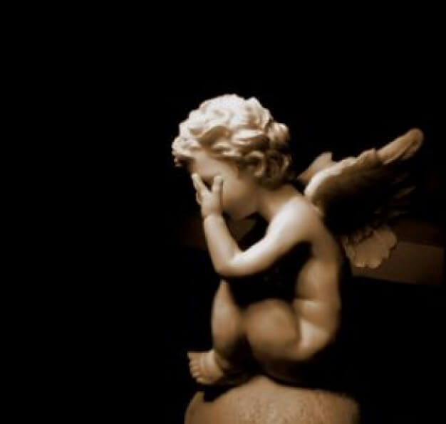 фото В Торжке неизвестные украли с могилки девочки памятник с ангелочком