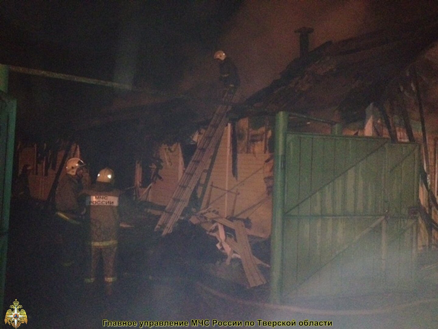 На пожаре в Торжке 2 человека пострадали и один погиб