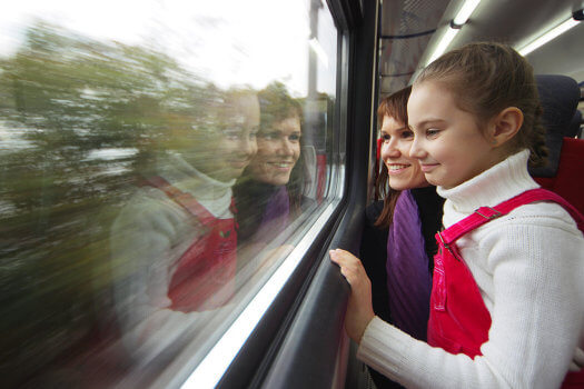 До конца года школьники и студенты смогут ездить на пригородных поездах за полцены