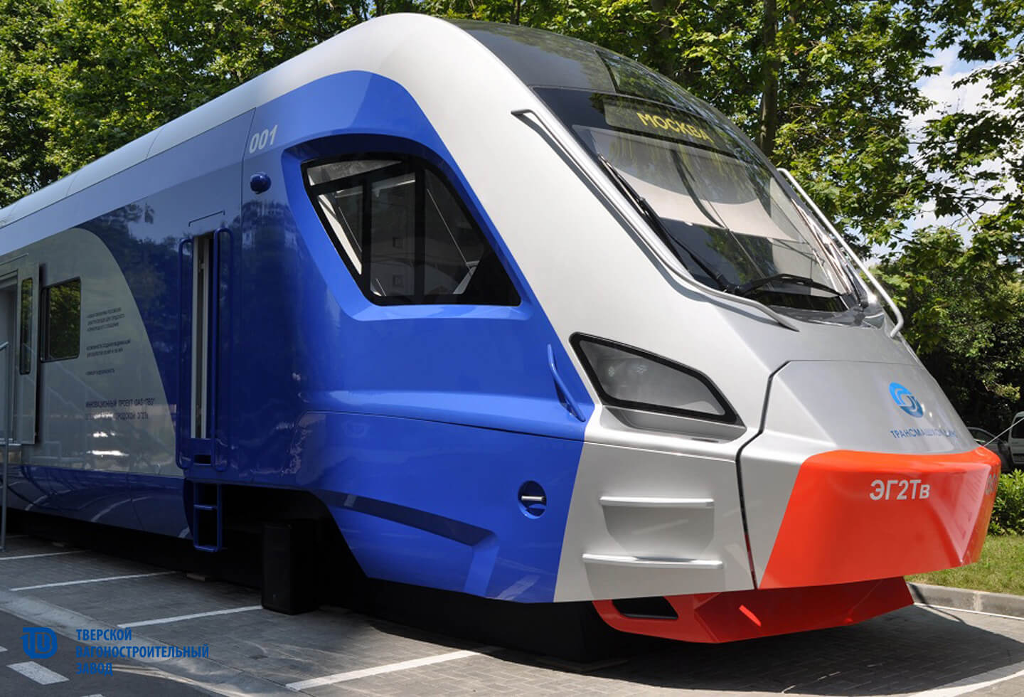 На выставке "ЭкспоСитиТранс" представили городской электропоезд и два новых низкопольных трамвая, собранных в Твери