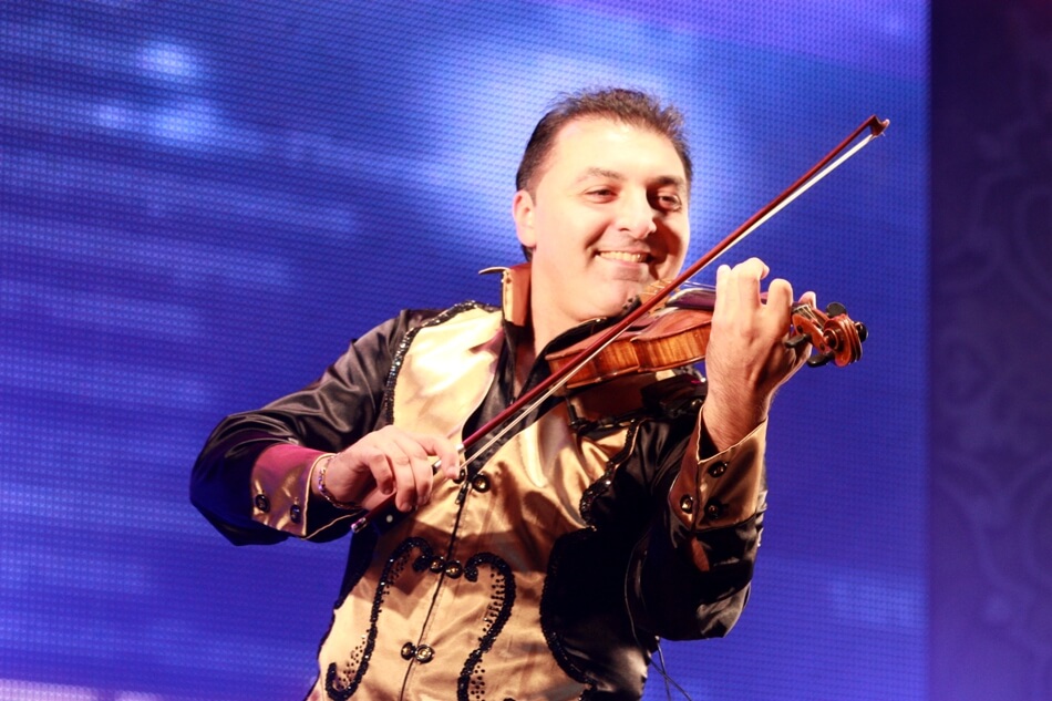 Для тверичей выступит скрипач-виртуоз, композитор и аранжировщик из Санкт-Петербурга - Тигран Петросян
