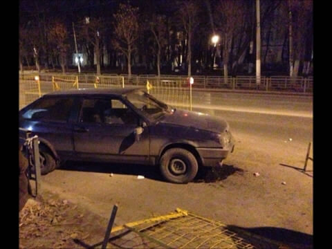 В Твери предположительно пьяный водитель устроил стритрейсинг на центральной улице, после чего въехал в забор