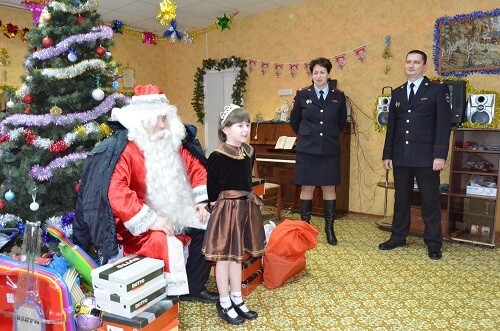 фото В Твери Полицейский Дед Мороз поздравил воспитанников детских учреждений с наступающим новым годом