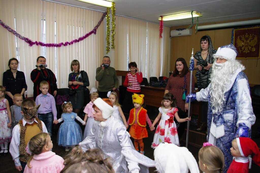 Детям, пострадавшим в ДТП на дорогах области, устроили новогоднее представление