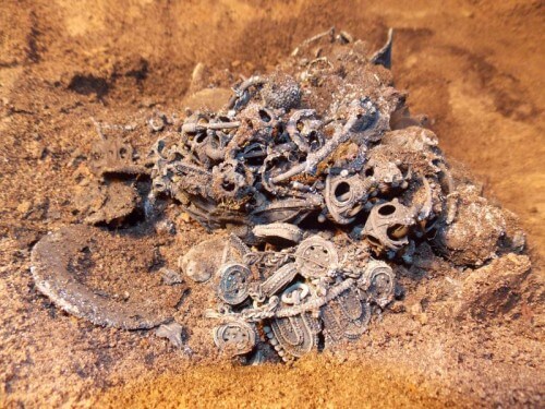 фото Археологи нашли в Твери клад серебряных женских украшений времен Батыева нашествия