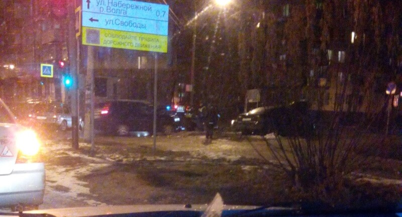 В Конаково на центральной площади столкнулись две иномарки